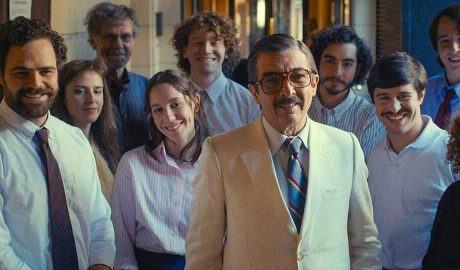 Scena del film dove un gruppo di giovanni sono dietro al sorridente protagonista interpretato da Ricardo Darin.