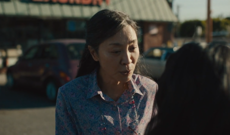 frame del film dove la protagonista e sul parcheggio della lavanderia parlando con la sua figlia che sta per salire alla macchina.