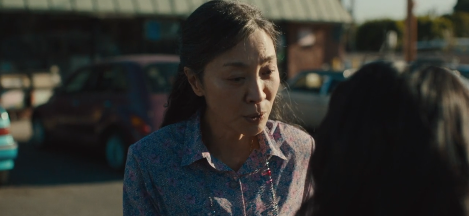 frame del film dove la protagonista e sul parcheggio della lavanderia parlando con la sua figlia che sta per salire alla macchina.